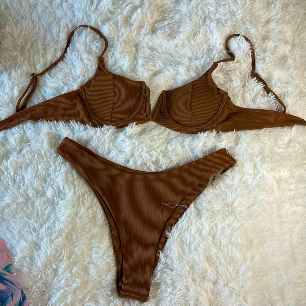 Brown bikini girl!
